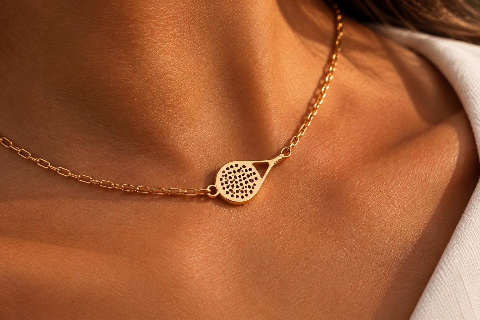Le Collier Signature porté